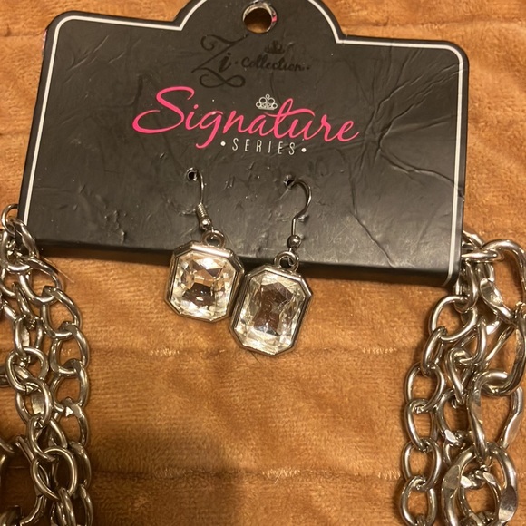 Chunky chain layered necklace with matching earrings - Picture 2 of 4